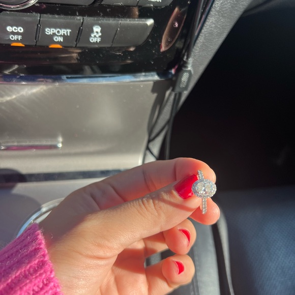 Engagement diamond ring - Picture 4 of 7